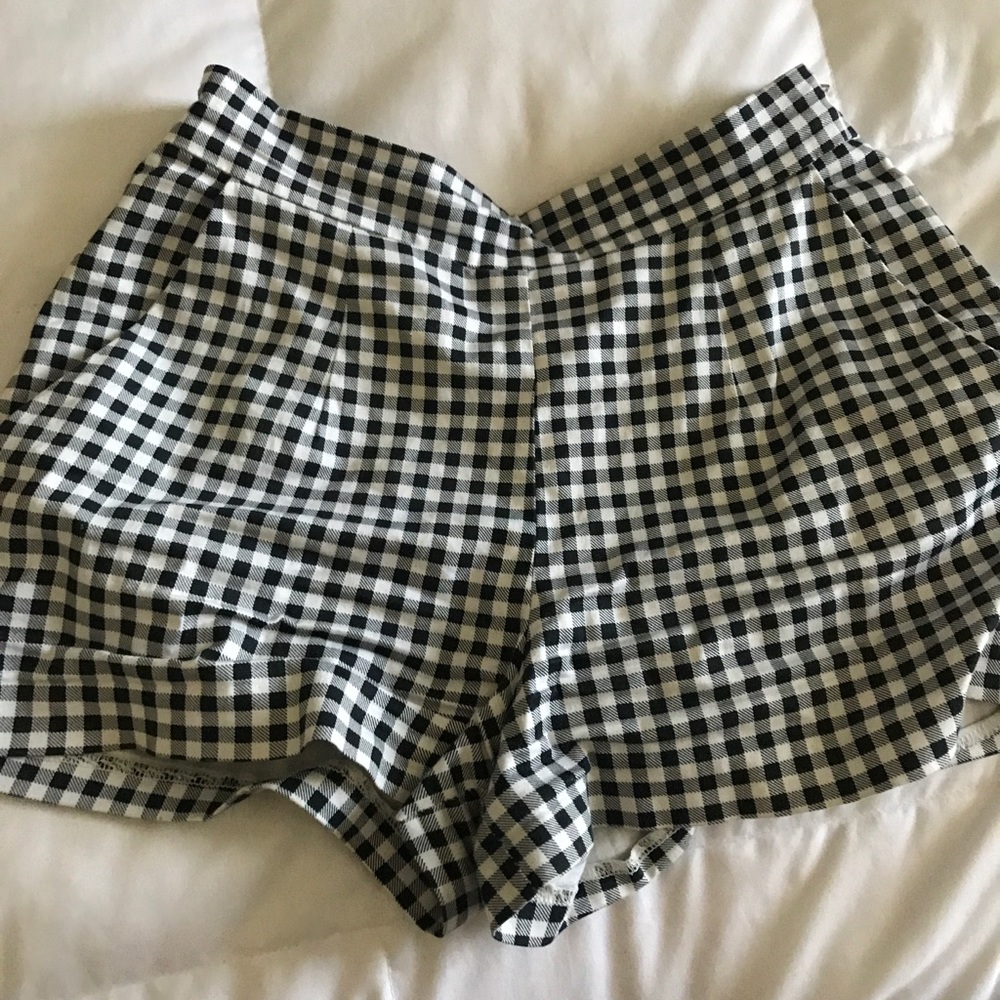 pleated high waisted gingham checked shorts! - Picture 4 of 6